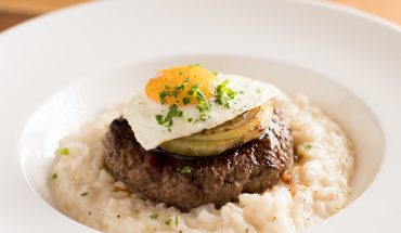 Risotto burger with grilled onion
