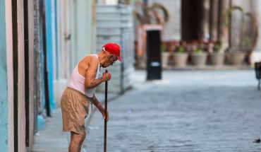 Old man sweeping in Havana